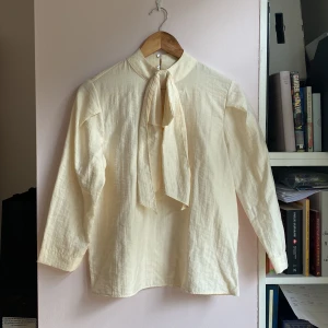 Topp  - Söt blus från zara. 