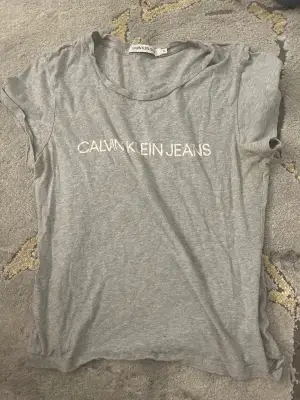 Grå Calvin klein T-shirt storlek m