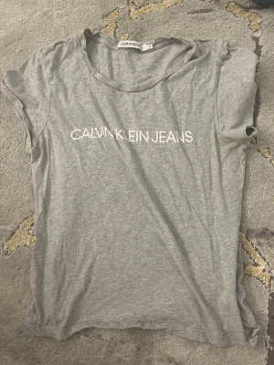 Calvin klein  - Grå Calvin klein T-shirt storlek m
