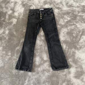 Säljer dessa svarta Zara jeans i storlek 140 för att dom inte passar längre. Dom är i fint skick men dom är lite bleka längst upp vid knapparna. 