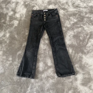 Zara jeans  - Säljer dessa svarta Zara jeans i storlek 140 för att dom inte passar längre. Dom är i fint skick men dom är lite bleka längst upp vid knapparna. 