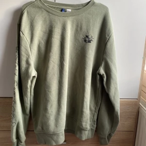 Sweater med tryck  - Sweater med tryck på framme, back och ärmar! Jätte fin och är super skön. Den har endast användits 1 gång och är i nyskick.