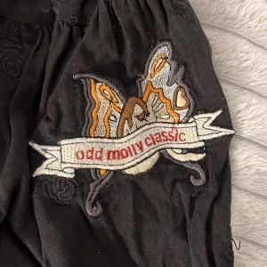 Oddmolly tröja! - Så så så så söt😭😭För stor för mig tyvärr! Trekvartsärmad. Från oddmolly. Kostade tusen nånting nypris, minns inte. Skriv för fler bilder eller frågor!