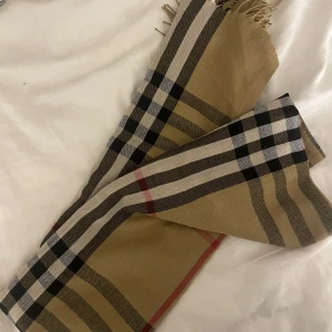 burburry scarf - bra kvalitet sparsamt använd