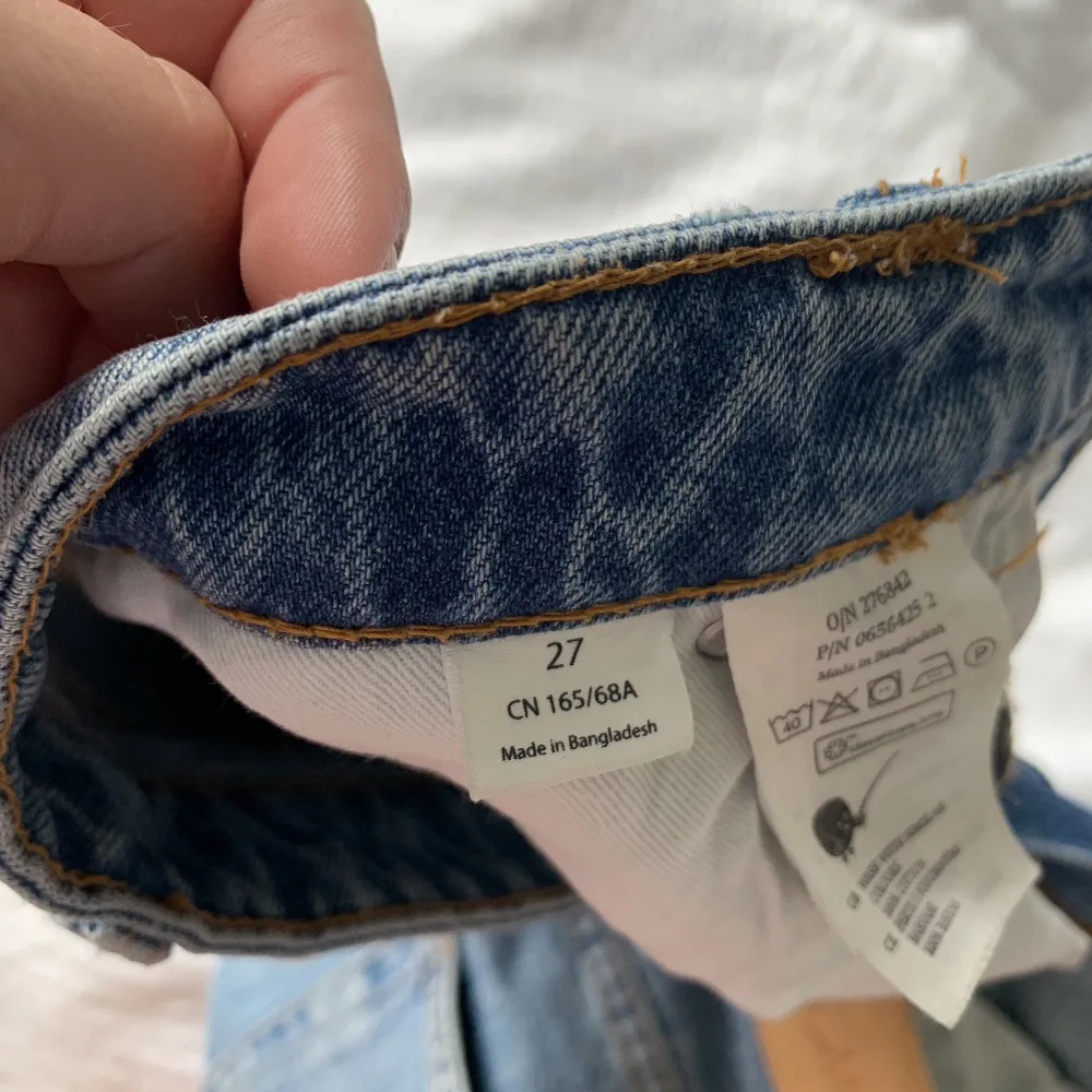 fina jeans från MONKI som är wide leg och höga i midjan, sitter sååå snyggt, ganska använda men är i bra skick! stl 27💕nypris 400kr säljer för 95kr. Jeans & Byxor.