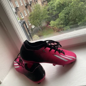 Fotbollsskor st 44 - Adidas fotbollsskor i storlek 44 Använda två gånger på konstgräs, därav ett lägre pris.  