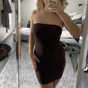 Brun klänning - Assnygg glittrig fest klänning i strl S