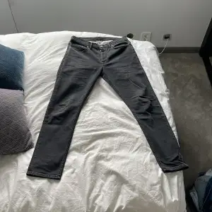 Ett par trendiga acne studios jeans. Säljes på grund av att de inte passar mig, nypris 2800kr