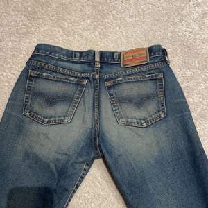 Äkta vintage diesel jeans som är över 20 år gammal och därav väldigt svåra att få tag på! De är i så fint skick och verkligen helt perfekta! Lågmidjade och utsvängda!  Midjemåttet (rakt över) : 37 cm. Innerbenslängden : 78 cm 💗 