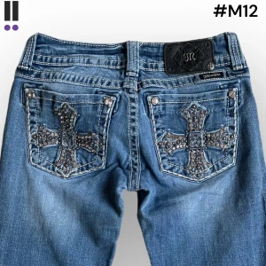lågmidjade MissMe Bootcut jeans M12 - MissMe jeans i model Boot 💜 Tag 26W 💜Midja (rakt över) 34cm 💜 Innerben 84cm 💜 Ytterben 103cm 💜 Benöppning 21cm 💜 Saknar 3 metallpluppar på baktag, nergågna och små fläckar på framsida 💜Våra mått blir W=26 och L=33 💜 Men jämför alltid måtten med ett par je