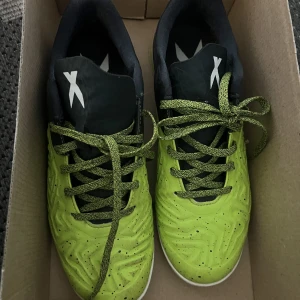 Fotbollsskor - Ett par Adidas fotbollsskor som jag säljer åt min bror. De är i bra skick.