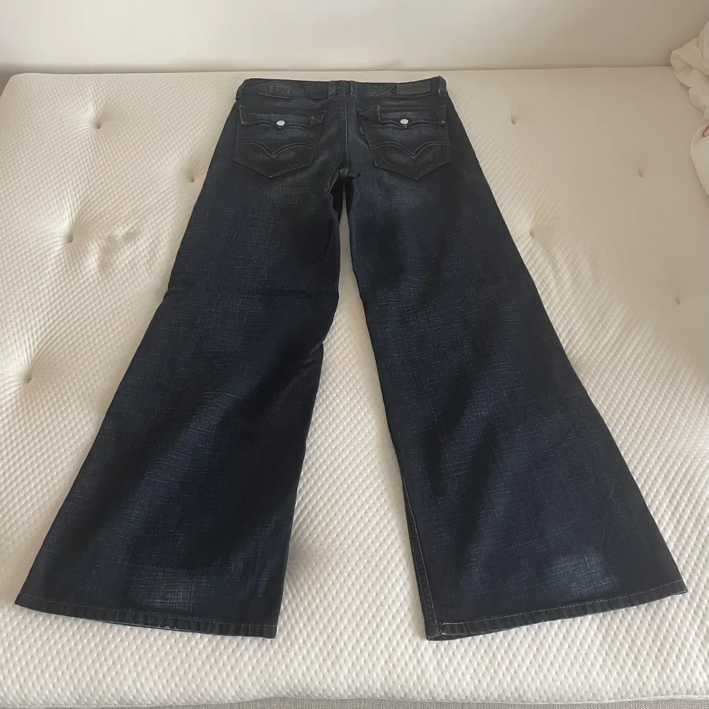 Lågmidjade jeans med vida ben och bakfickor med true religion stuk från levis - vintage. Storlek w28l30 men jag upplever längden som l32. Mycket fint skick. Modellen kallas 565 ”Wide Leg” loose fit . Jeans & Byxor.