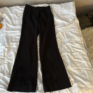 Kostymbyxor  - Säljer mina kostymbyxor, vet dock inte vart dom är ifrån då jag fått dom :) dom är lite långa för mig som är 170 men dom är insydda 