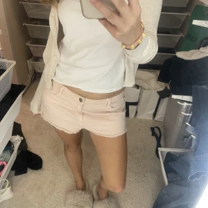Jeans shorts - Säljer dessa ljus rosa jeans shorts i storlek 36!