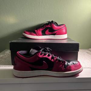 Tjena. Säljer mina aj1 low reverse bred köpta på footlocker (kvitto finns) Condition 8/10 ba creesade annars fint fint. Ba släng dm