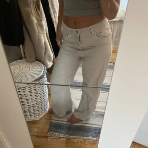 Ljusa Jeans  - Vida jeans i färgen ljus gråt. De är i bra skick endast använda ett fåtal gånger. De är avklippta vid benen men ändå ganska långa. Perfekta på mig själv som är 168 cm lång.😁