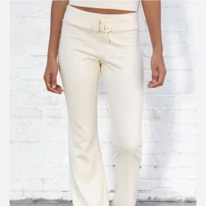 brandy mjukisbyxor  - mjukisbyxor från brandy melville som inte kommer till användning. det är onesize men skulle säga att de passar allt mellan xxs-m 🫶pris kan diskuteras 