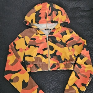 Croped hoodie - Croped hoodie från FashionNova En liten fläck på ena axeln (se sista bilden)