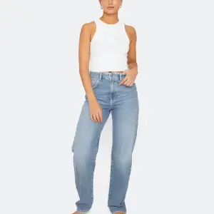 Säljer dessa jeans från bik bok då dom inte kommer till användning längre! Dom är i jättefint skick och använda fåtalt gånger💓 köpt för 599kr men säljer dom för 99 kr!!🫶🏼