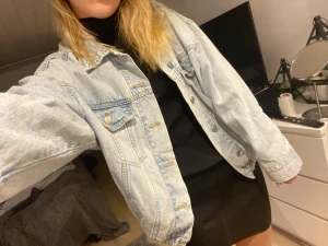 Oversized jeansjacka - Säljer nu min fina jeansjacka från Gina tricot. Säljer för 250. Köpt för 450. Pris kan diskuteras vid snabb affär 