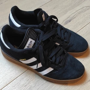 Adidas adv busnitz  - Använda en gång, som helt nya, gillade inte passformen därav jag säljer dem, storlek eu 40 