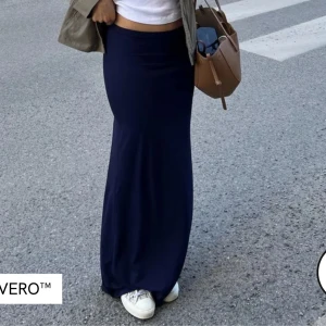 Perfect Low Waist Maxi Skirt - Helt ny. Aldrig använd men jag råkade dra bort lappen och ångrade mig…fick hem för en dag sen. Nypris 299kr Passar mig som är 174cm, vanligtvis storlek s-m