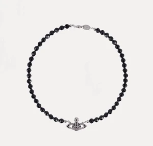 Vivienne Westwood Pärlhalsband - Säljer detta Vivienne Westwood halsbandet då jag slutat använda det och det inte passar min stil längre.