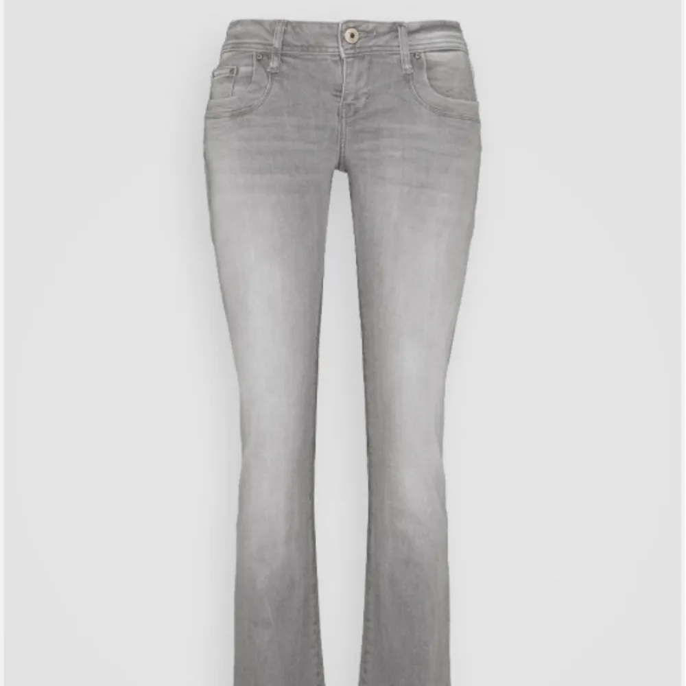 Säljer nu ett par riktigt snygga Ltb jeans i färgen grå! Helt slutsåld i den här storlek och fint skick! Hör av er vid frågor!💗. Jeans & Byxor.