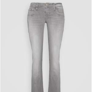 Säljer nu ett par riktigt snygga Ltb jeans i färgen grå! Helt slutsåld i den här storlek och fint skick! Hör av er vid frågor!💗