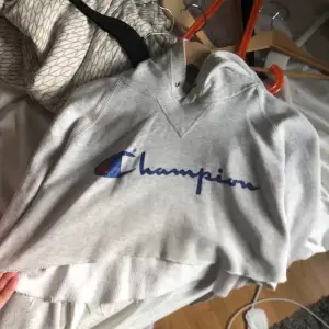 En kort Champions hoodie som inte är andvänd alls mycket ja den är äkta