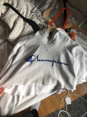 Campingen hoddie  - En kort Champions hoodie som inte är andvänd alls mycket ja den är äkta