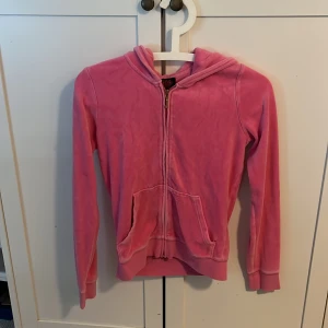 Vintage juicy couture  - Säljer min rosa juicy cotoure vintage. Bra kondition med tanke på tillverkningsår🫶💕skriv för funderingar❣️