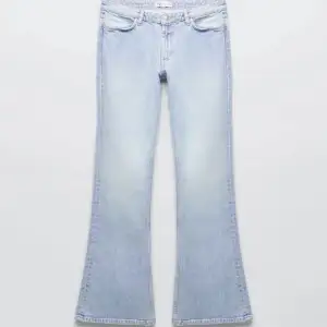 Säljer ett par jättesnygga lågmidjade jeans från Zara i storlek 34❤️köp direkt för 550kr