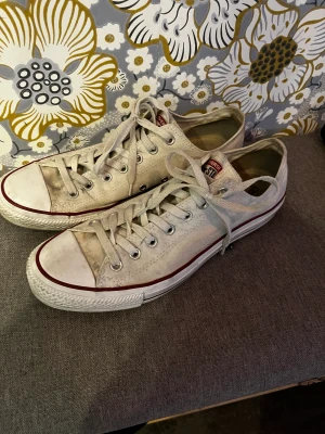 Converse Skor - Vita converse skor i gott skick Lite damm är dem täckta i på bilderna men de e bara och putsa bort det.