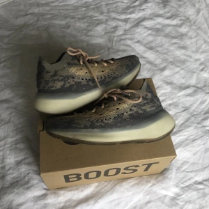 Yeezy 380 Mist - Säljer mina Yeezys då dom är försmå. Lätt dom skönaste skorna jag ägt, som att gå på moln. Inga större tecken på användning då dom endast använts inomhus. Orginallådan följer med. Köpta på sneakershyllan så dom är såklart äkta. Ny pris på StockX är 3000kr