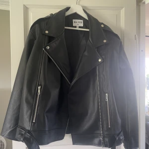 Pu-jacka nakd - Oanvänd pu-jacka från nakd. Lappar finns kvar, jag missade returtiden 🤡 inköpt för 999kr. hojta till om ni vill ha fler bilder med jackan på tex!