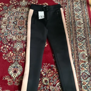 Zara kostym  byxor - Ett helt par nya Zara kostym  byxor. Jag säljer denna för att dom är förstora och att jag har väldigt många av dessa typer