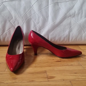Klackskor  - Röda klackskor i lack. I skinn.