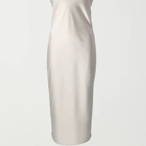 Satin klänning  - Från Gina tricot aldrig använd prislappen sitter kvar. Nypris 599 säljer för 199kr