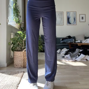 Mörkblåa kostymbyxor! - Säljer ett par mörkblå kostymbyxor, kommer från stadium. Använt 3-4 gånger, i bra skick. Tvättar innan jag postar. Nypris ca 350-400kr.