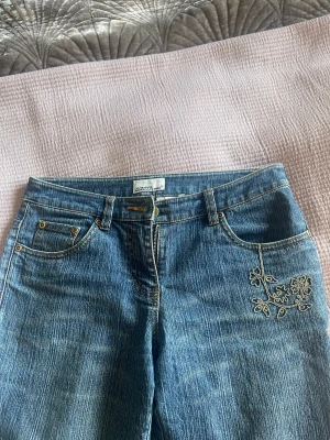 lågmidjade jeanse - ett par jeanse som jag inte använder länge är ungefär 168 och passar mig perfekt i längden skriv privat för fler frågor ❤️
