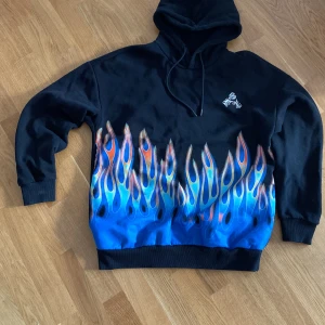 Bershka Hoodie  - En väldigt fin och mysig Hoodie, Stolek S-M och är väldigt skön att ha på sig 