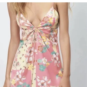 Klänning - Superfina zara klänningen som är så populär och säljs inte längre. Använt 2 endast gånger💕