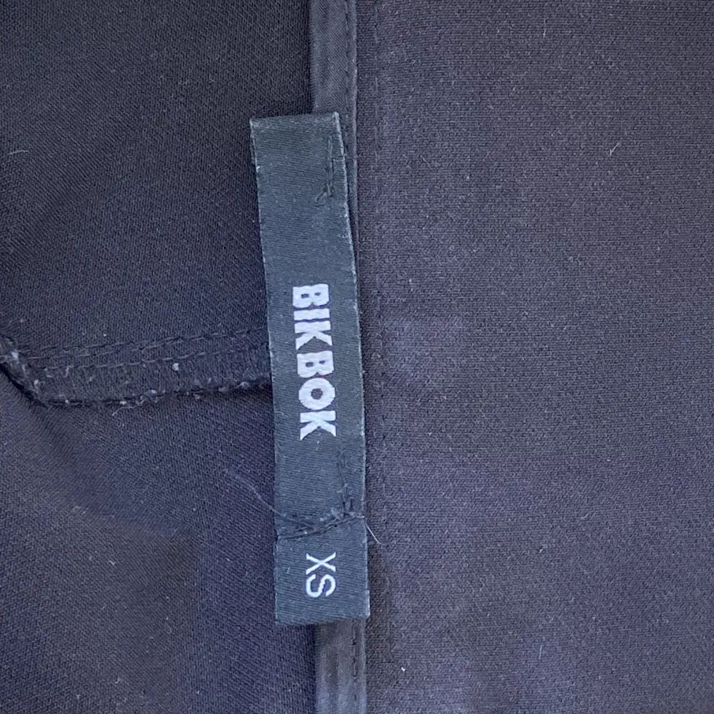 Svarta kostymbyxor från bikbok i sotorlek xs. Bra i längden för mig som är 166 och är högmidjade med knytning😋 Skriv för bilder på. Jeans & Byxor.