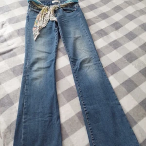 Jeans - Odd Molly jeans med sjal som bälte. 