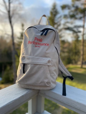 Peak peformance ryggsäck - Peakrygga beige nästan nyskick👍🏻❤️👌🏻 Pris är diskuterbart 