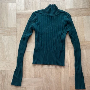 Monki tröja - Super fin grön polotröja från monki!💚tröjan är i storlek xxs och är väldigt tajt i modellen. Tröjan är i väldigt bra skick använd fåtal gånger.