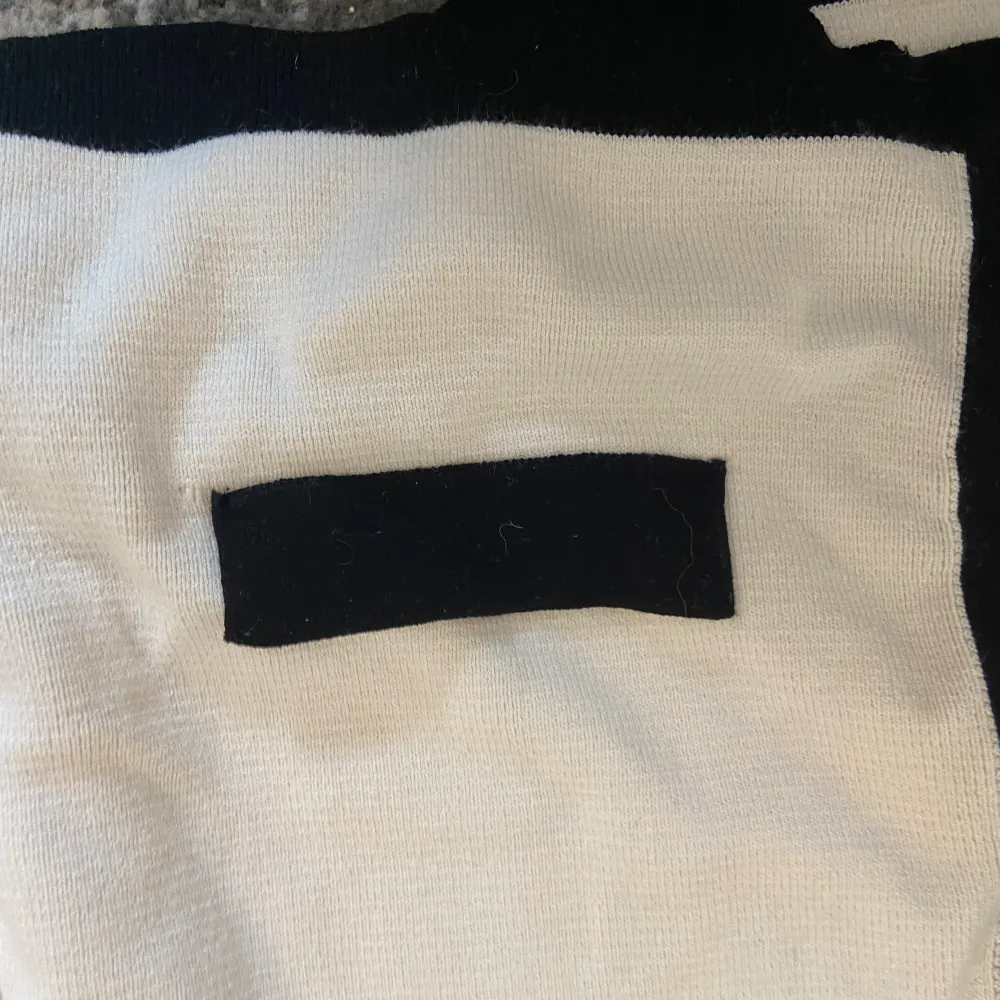 En jättefin vit tröja från zara med gildig dragkedja och fickor💯säljer för att den inte kommer till användning. Tröjor & Koftor.