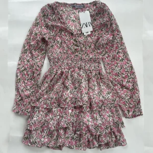 Zara klänning  - Jättefin sommarklänning från zara. Säljs inte längre. Helt oanvänd med lappen kvar. Kontakta gärna vid frågor eller intresse💗 buda eller köp direkt för 310kr