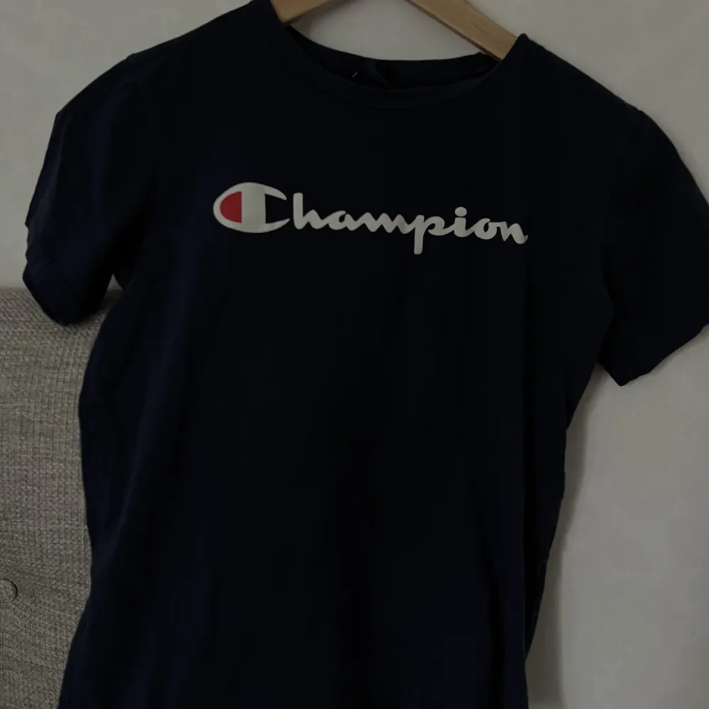 Champion Tshirt Marinblå . T-shirts.